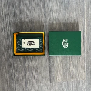 Grön G yard card holder - Snygg grön card holder från G yard. Card holder är i smidig modell med flera kortfack och är tillverkad i exklusivt skinn. Kommer i originalask med gul tygpåse – perfekt för dig som gillar snygga och trendiga accessoarer.