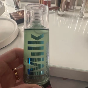 Milk Makeup Hydro Grip Primer 45ml - Säljer Milk hydro grip primer. Jag köpte den i september och har använt 3-5 gånger. Kände inte att detta var en produkt för mig eller som jag hade så stort behov av. Därför säljer jag den nu. Har du några frågor så hör gärna av dig🤎
