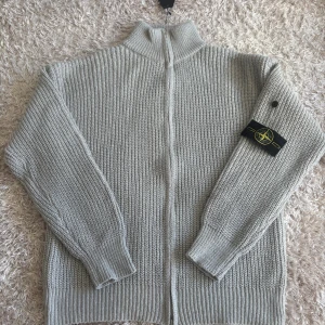 Ljusgrå stickad kofta från Stone Island - Passformen är stor och passar bäst dig som är 185+ K0pía