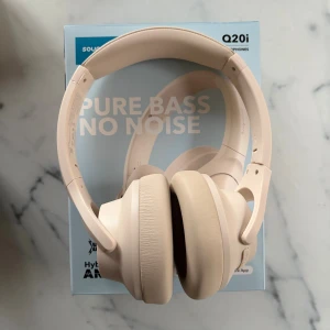 Soundcore Q20i Wireless Noise Cancelling Headphones - HELT NYA/OANVÄNDA. Nypris 790kr Cream white färg. Soundcore Q20i trådlösa over-ear hörlurar med aktiv brusreducering, Hi-Res Audio och 40 timmars batteritid. Beige färg, mjuka öronkuddar och justerbar passform.