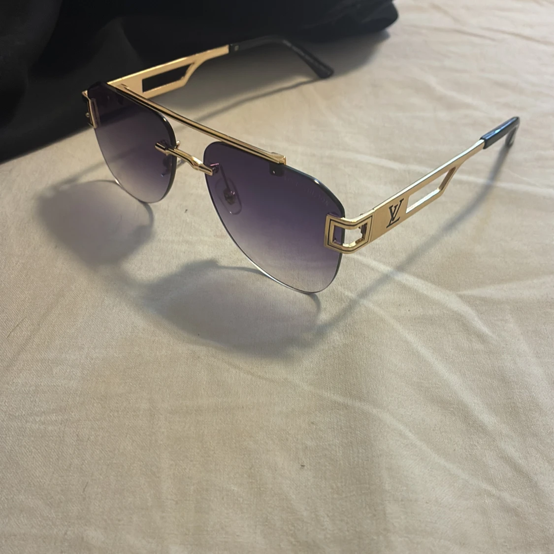 LouisVuitton guldiga solglasögon L.V