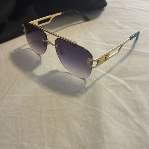 LouisVuitton guldiga solglasögon L.V - Priset kan diskuteras vid snabb affär