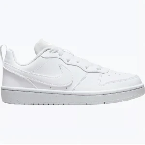 Vita nike skor - Säljer mina vita nike skor, köpte från intersport för 749kr för ungefär 2 år sedan, de är inte lika vita som bilden därför säljer jag dom ganska billigare än ordinarie priset. Fungerar för både män och kvinnor, fråga för bild