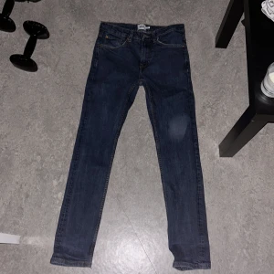 Mörkblå jeans från 157, W30 L32 - Säljer ett par mörkblå jeans från 157 med klassisk femficksdesign och snygga kontrastsömmar. Jeansen har slimmy passform och normal midja, perfekta för dig som gillar en enkel och stilren look. Materialet är slitstarkt denim i bomull.