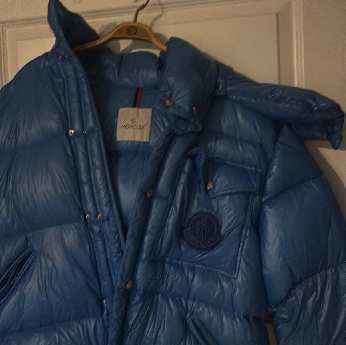 Blå Moncler dunjacka med logga - 1