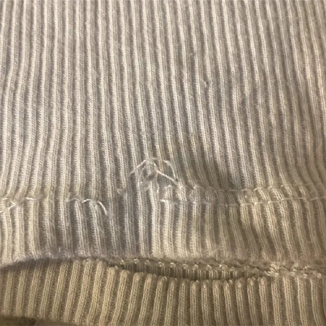 Vit ribbad linnetopp med spets - 4