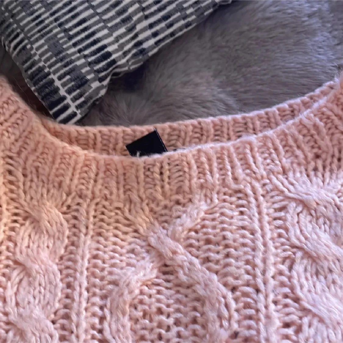 Ljusrosa stickad tröja med flätmönster - 1