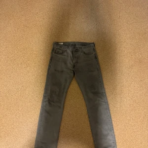 Grå Levis 501 straight jeans - Säljer ett par grå Levis 501 jeans då de ör för stora för mig. Knappt använda, hör av er för fler bilder. Pris kan diskuteras vid snabb affär.