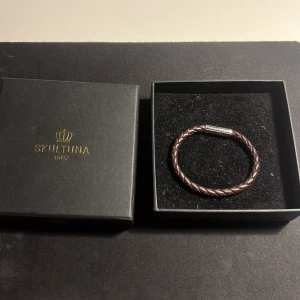 Skulptuna armband - Ett väldigt snygg skupltuna armband som är knappt använd. Köpt på NK i Stockholm, nypris 899kr. Skriv för fler bilder eller äktighetsbevis!