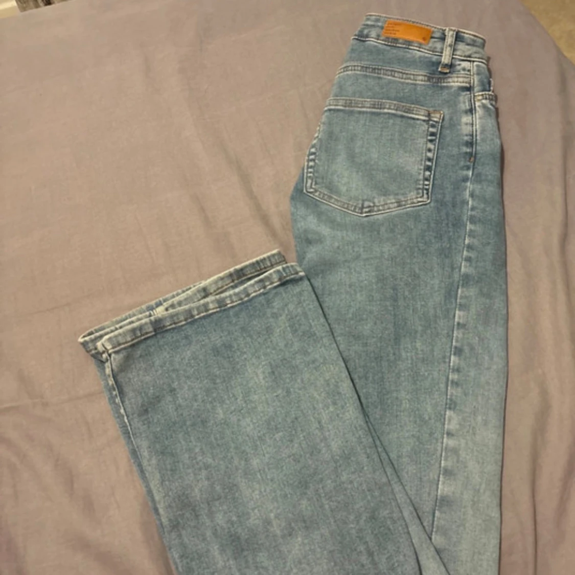 Ljusblå raka jeans med dragkedja