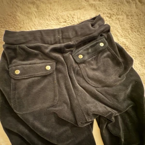 Svarta jucy couture  - säljer då de blev försmå ❤️