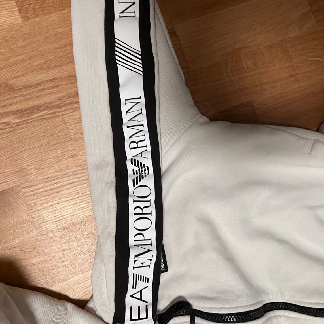 Vit hoodie från EA7 Emporio Armani - 4