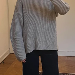 Grå stickad tröja Tiger of Sweden - Säljer en grå/beige stickad tröja från Tiger of Sweden, ribbad struktur och långärmad modell. Tröjan har en cool omlott-detalj i ryggen och sitter väldigt snyggt på. Stl M men passar mig som ofta har s eller xs. 