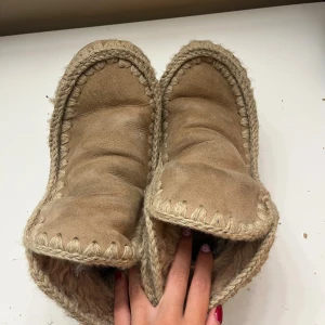 Mou skor - Säljer mina beiga mou skor då de inte kommer till användning. Köpta för ett år sen för ca 2000 kr. Jättefint skick, då de endast användes några gånger. Även impregnerade🥰