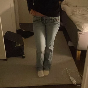 Lågmidjade ljusblå bootcut jeans  - Super lågmidjade blåa jeans från gina, med knapp fickor 💗