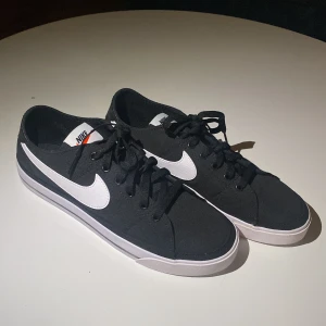 Svarta Nike sneakers med vit sula str 40,5 - Snygga svarta Nike sneakers med vit sula. Har aldrig använt pågrund av att storleken var för liten.