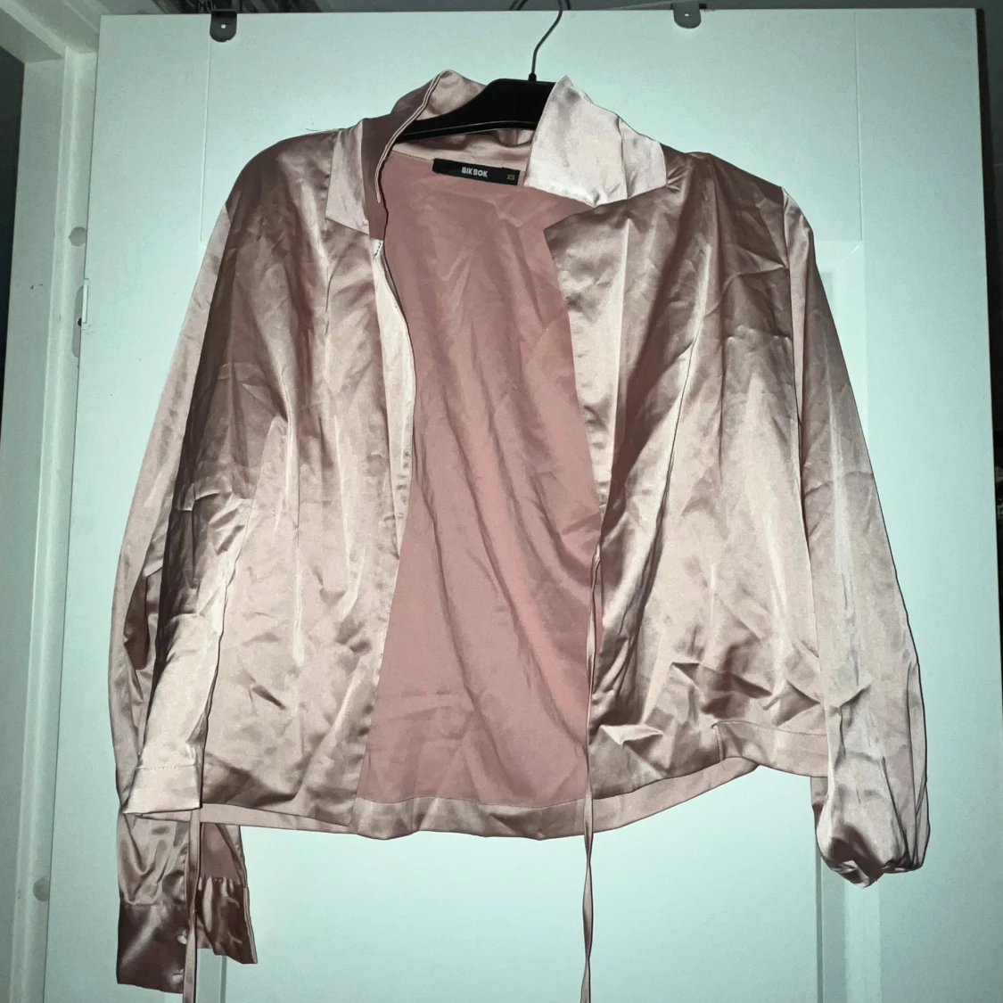 Champagnefärgad omlottblus från Bik Bok - 3