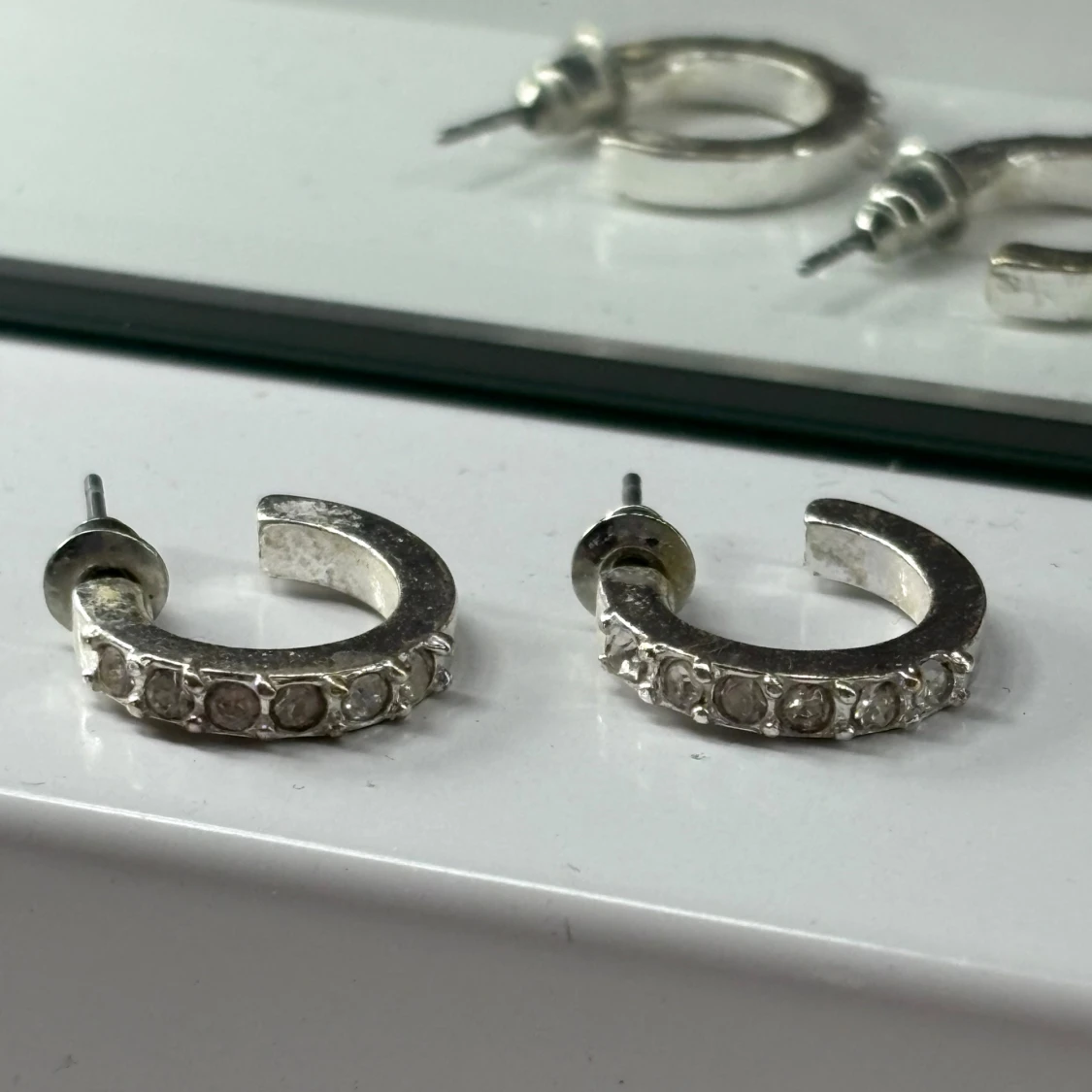 Silvriga örhängen med stenar