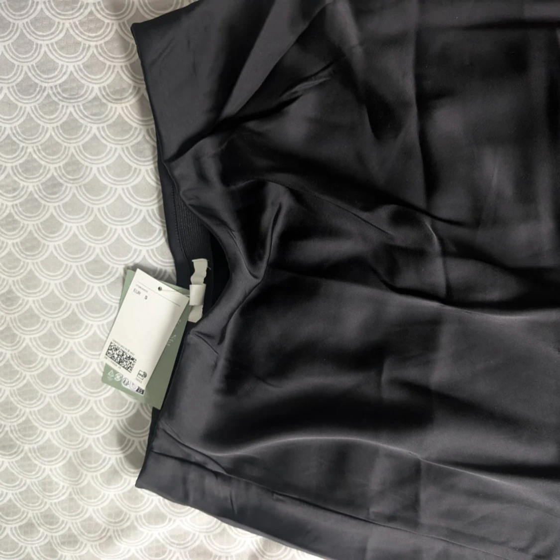 Svart satinkjol, midi - 1