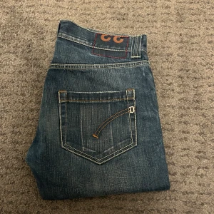 Dondup jeans - Säljer nu ett par riktigt feta replay jeans. Storlek W33 och är 104 cm långa från midjan och ner. Om du har några fler funderingar så är det bara att fråga på! ❇️