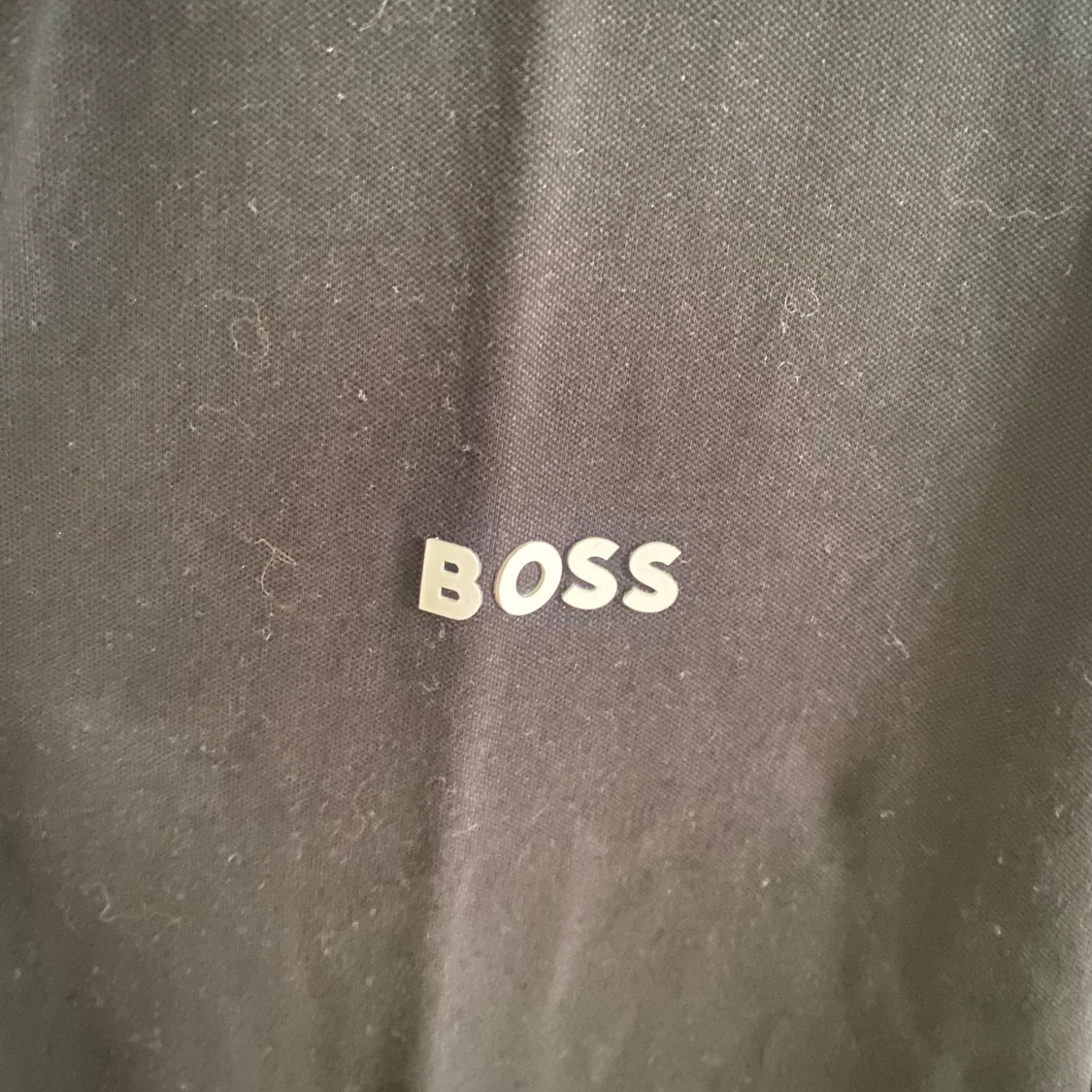 Svart BOSS t-shirt med vit krage - 2