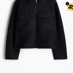 Svart teddyjacka med dragkedja - Svart teddyjacka från H&M med två stora bröstfickor och dragkedja framtill. Jackan är croppad och har en klassisk krage samt lång ärm. Materialet är mjukt och fluffigt, perfekt för kyligare dagar. Enkel och stilren design som passar till jeans eller kjol.