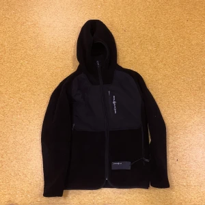 Svart sailracing fleecejacka - Säljer en helt ny sailracing fleecejacka i storlek S. Orginal pris 2000kr, säljer för 1699.