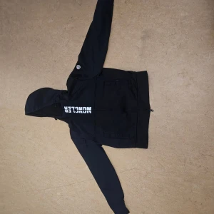 Svart Moncler zip up  - Säljer den här svarta Moncler zip up för ett riktigt bra och lågt pris.