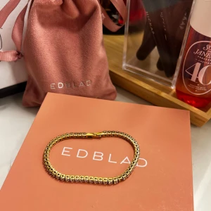 Tennis Bracelet Gold - Säljer nu mitt Tennis armband från Edblad då jag har köpt ett nytt i en mindre storlek. Armbandet är i fint skick och den enda defekten är att den tappat en sten, men inget som märks av när man har på sig det. Nypris 799kr. Storlek Large