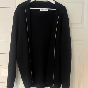 Samsøe samsøe tröja  - Samsøe Samsøe kofta/tröja i väldigt fint skick, använd max 5 gånger. Storlek L/XL 