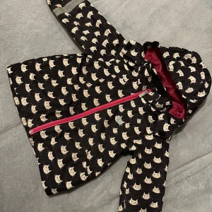 Svart regnjacka med kattmönster storlek 86-92 - ⚪️Barn som använt så skavanker finns alltid⚪️fint skick