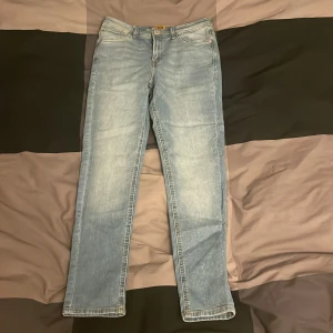 Ljusblå Slim Glenn jeans Jack & Jones - Säljer ett par ljusblå Slim Glenn jeans från Jack & Jones. Jeansen har klassisk femficksdesign, smal passform och är tillverkade i mjukt denimtyg. Perfekta för dig som gillar en clean och stilren look med lite tvättad känsla. Vi kan prata om priset. Skriv om intresse.