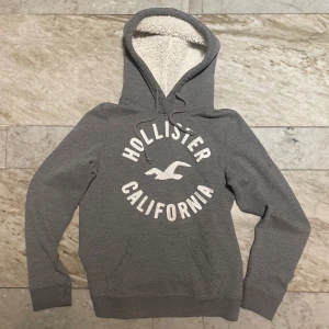 Hollister hoodie  - Skön Hollister hoodie med fodrad luva! St S! Bra skick! Hör av dig vid ytterligare frågor! Mvh Henry 