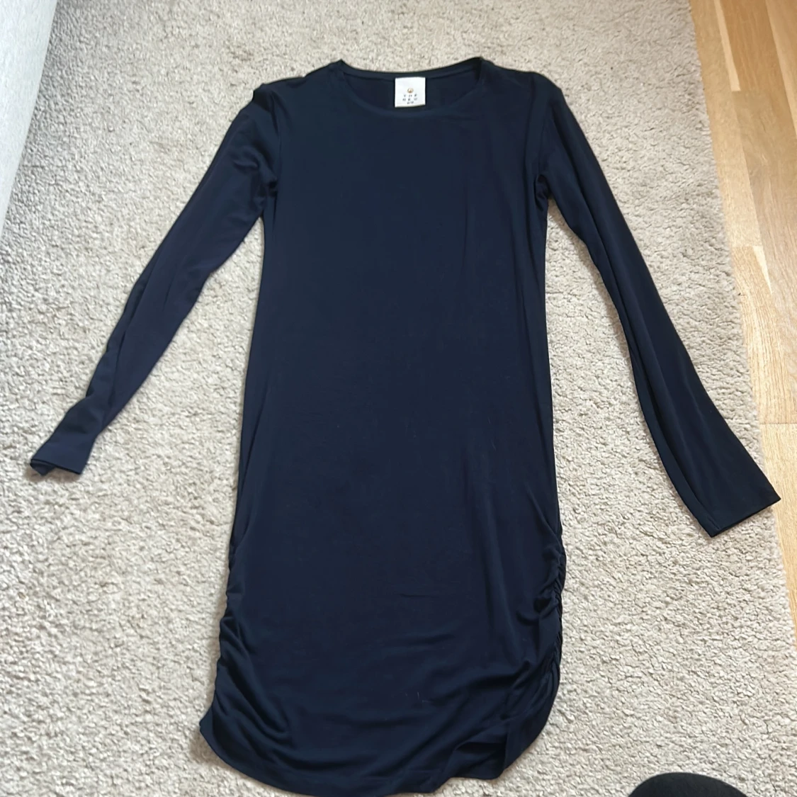 Mörkblå långärmad klänning