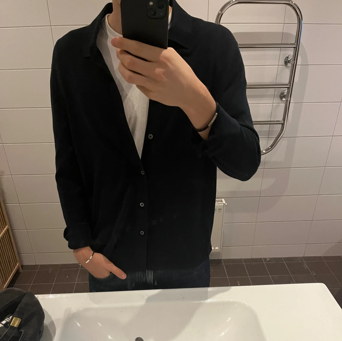 Mörkblå långärmad med knappar