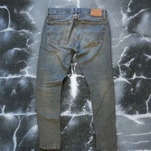 Ralph lauren jeans - Feta stilrena jeans från Ralph Lauren med qr kod📸. Skick 8,5/10 Jeansen är endast använda ett fåtal gånger | Model: Slimfit | Storlek: W32 L32 | Nypris ligger på 1795kr | Det är bara att skriva om ni har frågor eller funderingar! OBS sista bilden kan vara lite smått missledande med färgen, de andra bilderna är bättre med att visa färgen