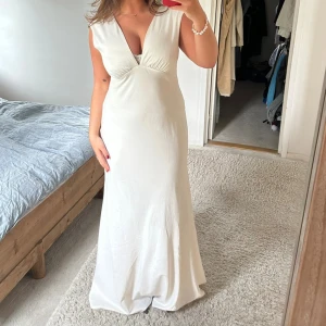 Vit balklänning  - Vit klänning från YAS som jag hade som min balklänning, endast använd en gång men blev väldigt smutsig… tror dock att de borde gå bort i tvätten! Köpt för 1700 kr