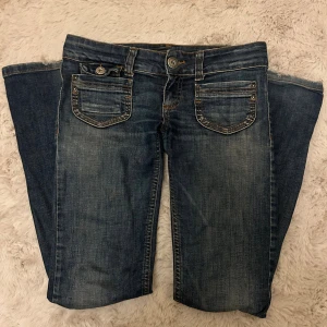 Blå jeans från ONLY Limitless Denim - Sååå snygga bootcut jeans med super låg midja och vintage stil. De är i fint skick, fast lite slitna längst ner, vilket jag tycker bara gör dem finare!! Midjemått: runt 37cm rakt över. Det står längd 32 men skulle mer säga att de är längd 30 (passar mig som är 165). Hör av er för egna bilder 💞💞