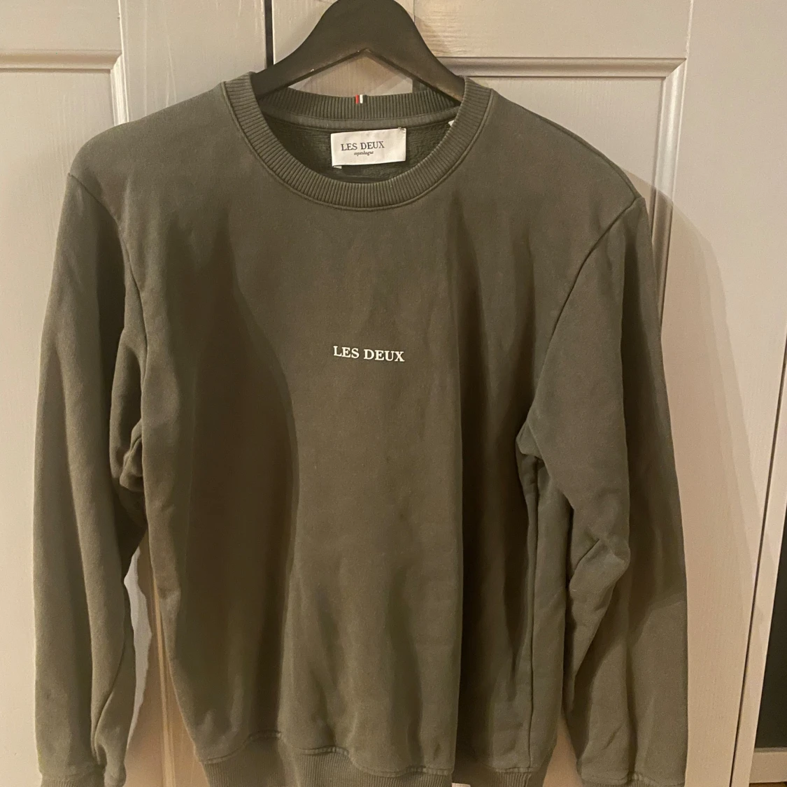 Olivgrön sweatshirt från Les Deux