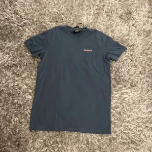 Mckenzie t-shirt - Aldrig använt denna tröjan fick den i present för något år sedan. Har prislapp på sig otroligt bra skick