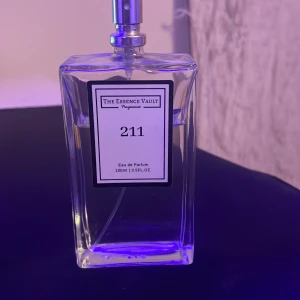 Spicebomb d*pe - Spice bomb d*pe from essence vault till riktigt bra pris. Luktar exakt som orginalet och har ungefär 75ml kvar. Perfekt nu till vintern för dig som vill ha komplimanger. Passar alla stilar och luktar hur gött som helst. Orginal pris ca 300