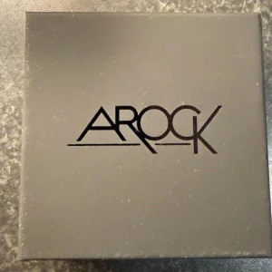 Arock EDDIE armband svart/guld - Snyggt pärlarmband från Arock i modellen EDDIE. Svarta och guldiga detaljer, prislapp kvar och i sin förpackning. 