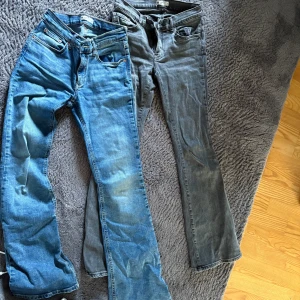 Grå bootcut jeans från g perfect jeans - Säljer två bootcut jeans från Gina, använt fåtal gånger. Båda för 320kr💞normal i storlek och lågmidajde.
