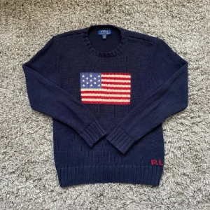 Ralph lauren stickad usa tröja ( NY ) - Säljer denna rikigt feta RL flag sweater!⭐️Storlek L barn men passar XS!🤝 Skick : Provad 1 gång!🙌 Hör gärna av er om ni har funderingar!👍