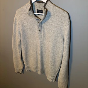 Hackett London half zip  - | nu säljer jag en riktigt fräsch half zip ifrån hackett London | Storlek: M | Skick: 9/10 | den är riktigt fint stickad i 100% ull | skriv till mig för fler frågor och bilder! | 