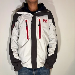 Helly Hansen jacka - Väldigt snygg Helly Hansen jacka. Nypris 2500 kr. Ge gärna prisförslag vid snabbt köp😁 hör av dig vid funderingar🫡