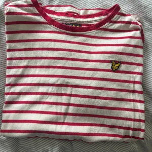 Randig tröja från Lyle & Scott - Vit och röd randig tröja från Lyle & Scott 