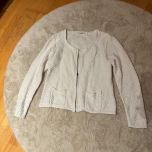 Vit jacka/kofta - Söt vit jacka/kofta från Rosebud! Storlek M men sitter mer som en S!