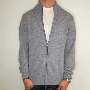 Lawrence Grey Kashmir Zip - Extremt snygg zip i 100% Kashmir | Strl - S | Skick 10/10 | Nypris - ca 2500kr | Vid minsta lilla fundering är det bara att skriva!