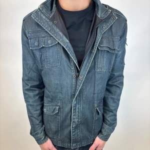 Field jacka - Hej, säljer nu denna väldigt snygga och eftertraktade Field jackan som är perfekt nu till hösten/ vintern! Storlek M  Bra skick  Fraktas spårbart vis Instabox, PostNord eller bring!  Vid minsta lilla fundering så är det bara att höra av sig! 